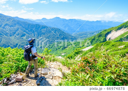 初夏の雨飾山登山（小谷温泉コース）：登山道から戸隠方面を望む 66974878