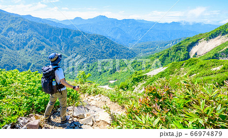 初夏の雨飾山登山（小谷温泉コース）：登山道から戸隠方面を望む 66974879