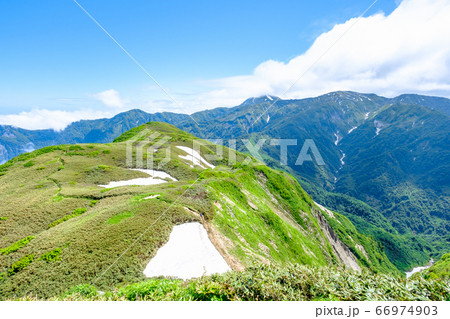 初夏の雨飾山登山（笹平と焼山・金山を望む） 66974903