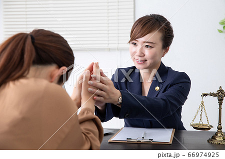 女性弁護士 66974925