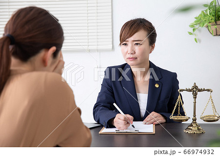 女性弁護士 66974932