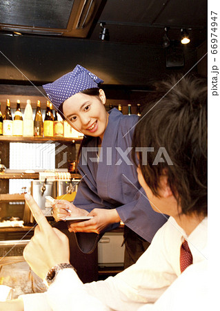 注文を聞く店員 66974947