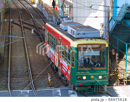 日本の東京都市景観 王子駅前の東京さくらトラム(都電荒川線)を望む 日本の東京都市景観 王子駅前の東京さくらトラム(都電荒川線)を望む 66975618