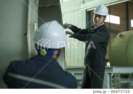 ビジネス 若い男 若い男性 66975739