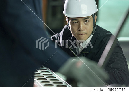 ビジネス 男 男性 66975752