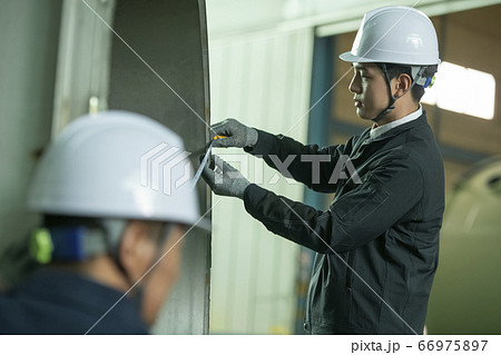 ビジネス 若い男 若い男性 66975897