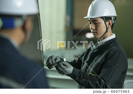 ビジネス 若い男 若い男性 66975963