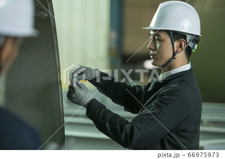 ビジネス 若い男 若い男性 66975973