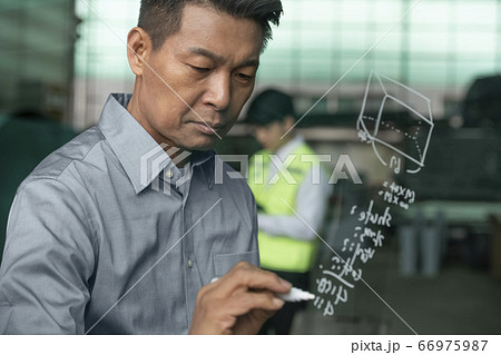 ビジネス 男 男性 66975987