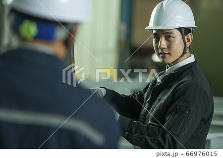 ビジネス 若い男 若い男性 66976015
