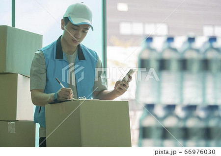 男 男性 男の子 66976030