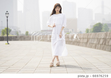 ワンピースの女性　ポートレート 66976259