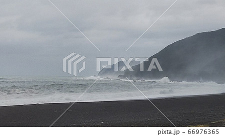 時化 台風海 海が荒れる 悪天候 怖い海の写真素材