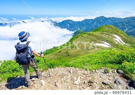 雨飾山山頂の風景（笹平を望む） 66976431