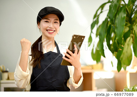 ガッツポーズをする店員 ガッツポーズをする店員 66977089