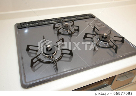 住宅の三口コンロ 66977093