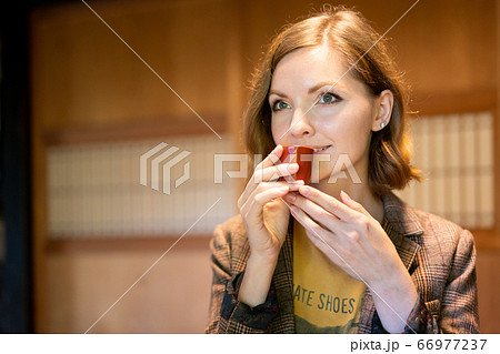 日本酒を飲む外国人女性 日本酒を飲む外国人女性 66977237