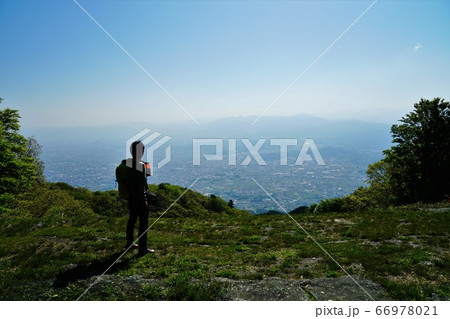 大和葛城山からの麓の街並みを眺める登山者 大和葛城山からの麓の街並みを眺める登山者 66978021