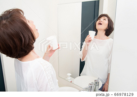 シニア女性 　うがい 66978129