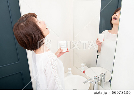 シニア女性 　うがい 66978130