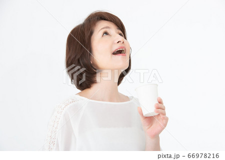 シニア女性 　うがい 66978216