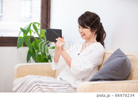 シニア女性　ステイホーム 66978234