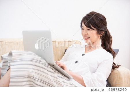 シニア女性　ステイホーム 66978240