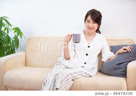 シニア女性　ステイホーム 66978336