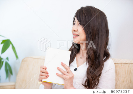 シニア女性　ステイホーム 66978357