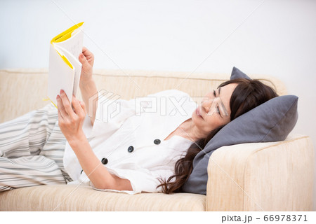 シニア女性　ステイホーム 66978371