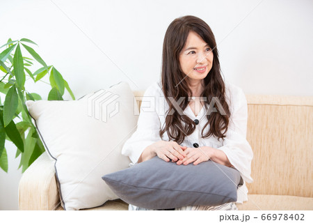 シニア女性　ステイホーム 66978402