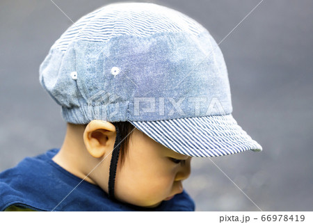 帽子をかぶってうつ向いている子供のアップ 66978419