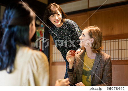 日本酒を飲む外国人女性 日本酒を飲む外国人女性 66978442
