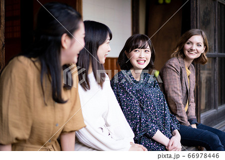 外国人と古民家の縁側で英語を話す女性達 外国人と古民家の縁側で英語を話す女性達 66978446