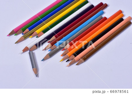 二方向に向いた色鉛筆 66978561