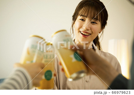 家飲み　缶ビール　乾杯　 66979623