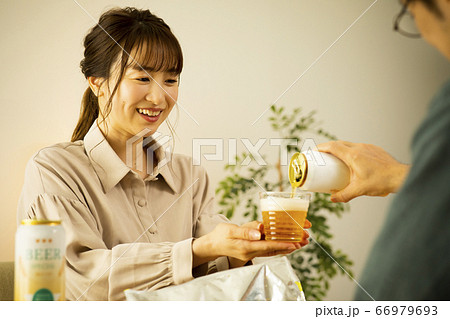 家飲み 缶ビール 乾杯 家飲み 缶ビール 乾杯 66979693