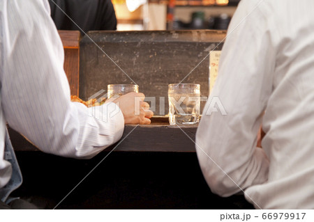 カウンターで飲むビジネスマン 66979917