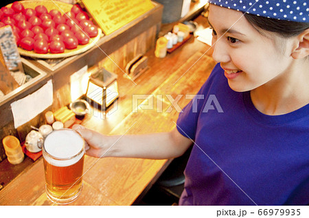 ビールを運ぶ店員 ビールを運ぶ店員 66979935