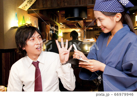 注文を取る店員 注文を取る店員 66979946