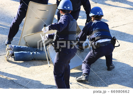 テロ対策訓練で、犯人を制圧する警察官(複数人) テロ対策訓練で、犯人を制圧する警察官(複数人) 66980662