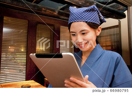 注文を取る店員 注文を取る店員 66980795