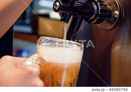 サーバーからビールを注ぐ店員 サーバーからビールを注ぐ店員 66980798