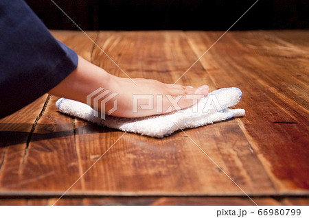 テーブルを拭く女性の手元 66980799