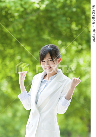 ガッツポーズをするビジネスウーマン 66980846