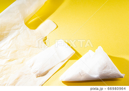 コンビニやスーパーの買い物袋。有料化する日本のレジ袋。 66980964