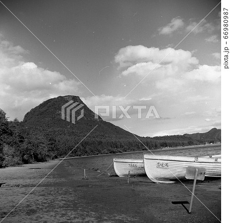 昭和30年代　群馬県　榛名湖湖岸とカッター　後ろの山は烏帽子岳 66980987