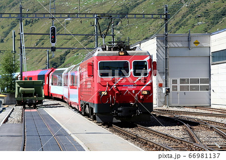 氷河特急到着 アンデルマット駅 スイス 氷河特急到着 アンデルマット駅 スイス 66981137