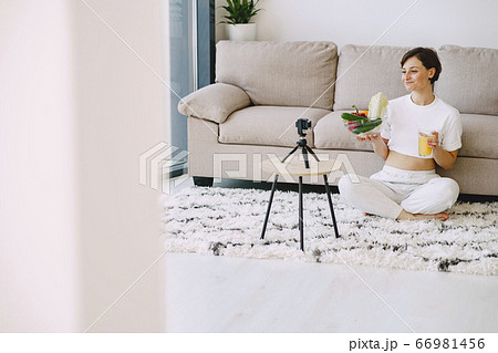 Nutritionist shoots a nutrition blog 66981456