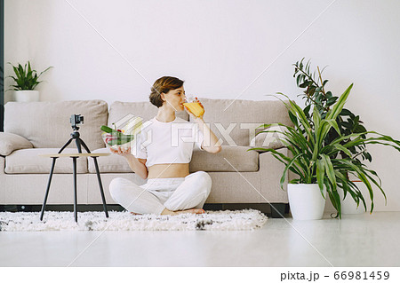Nutritionist shoots a nutrition blog 66981459